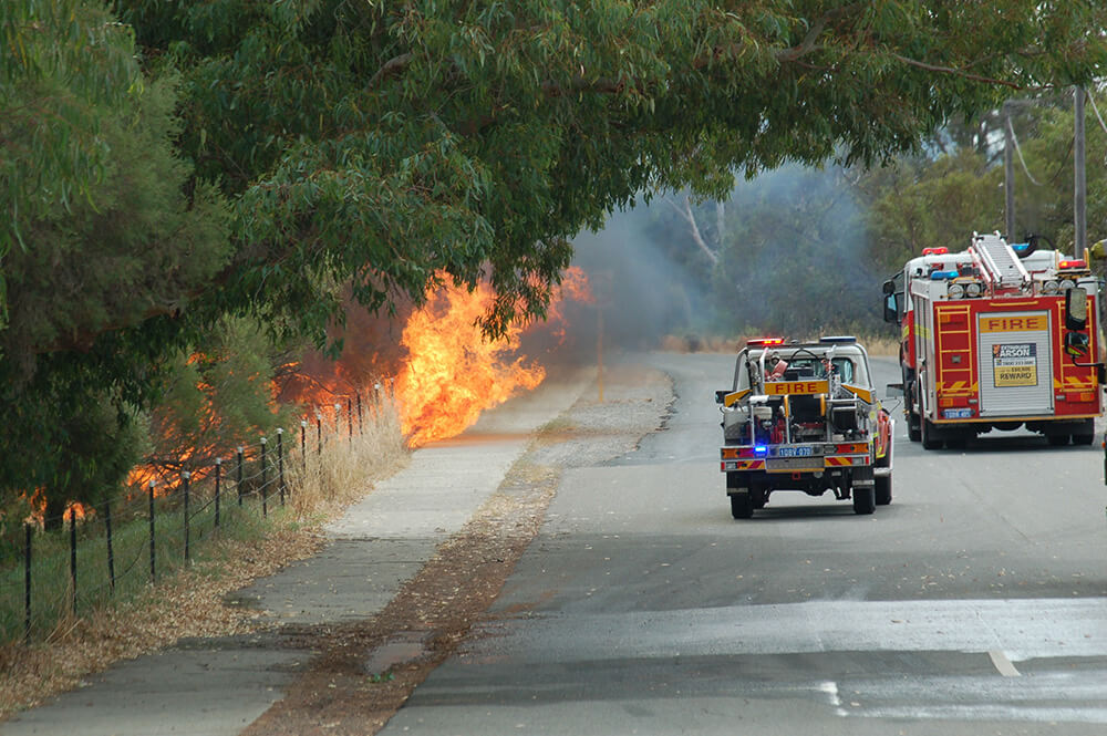 Fire threatens homes in Piara Waters and Forrestdale