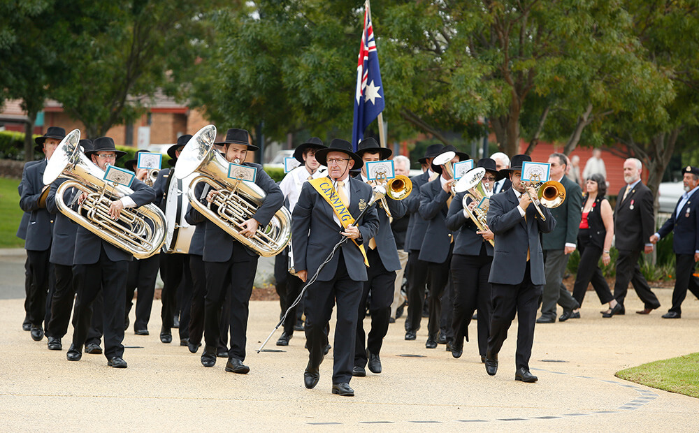 Thousands turn out for Anzac Day