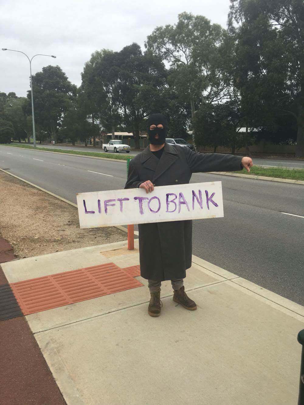 Fake robber fails to get a lift