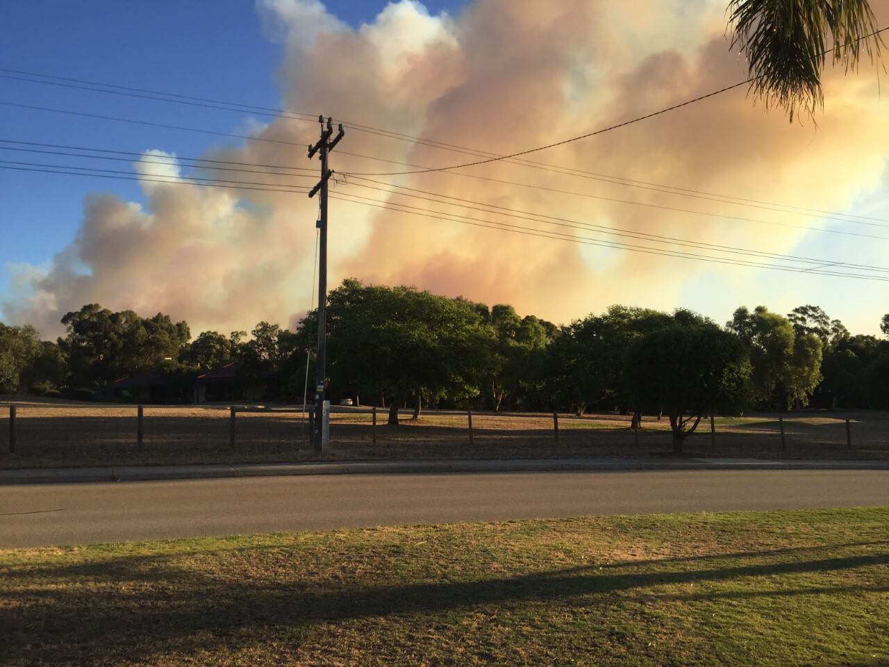 Bushfire emergency warning for Bedfordale: threat to lives and homes