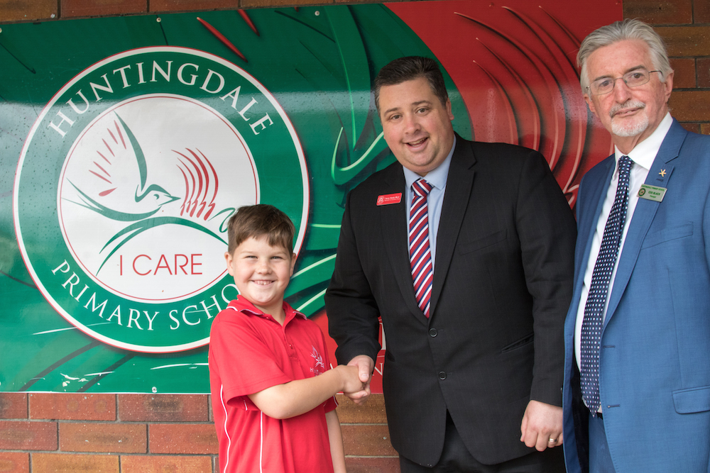 Premier praises student’s kind act