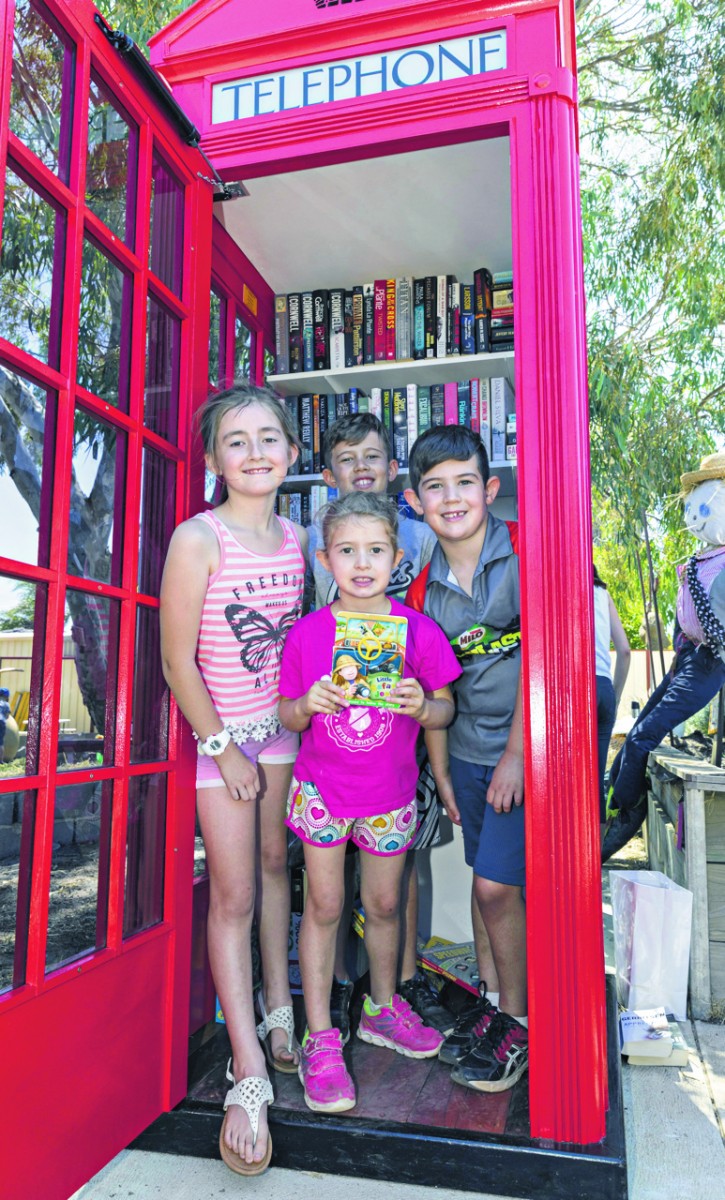 Hundreds take a tiptoe through the tulips