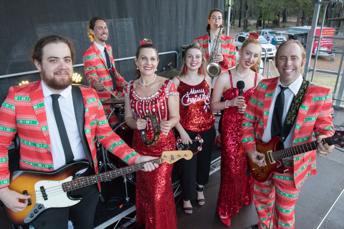 Community concert attracts hundreds