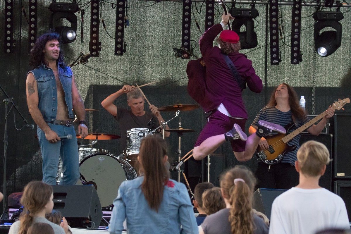 Rock stars come to Mundijong