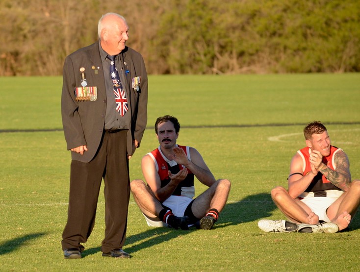 Football fans honour ANZAC heroes